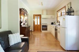 Una cocina o cocineta en The Fernglen Forest Retreat