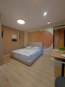 um quarto com uma cama grande num quarto em Center Cozy Nest em Tirana
