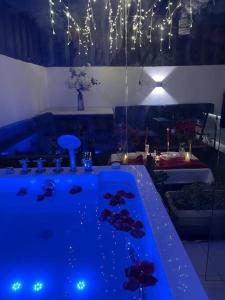 bañera azul con peces en una habitación en شالية خاص مع جناح فندقي en Ḩayy aş Şāliḩīyah