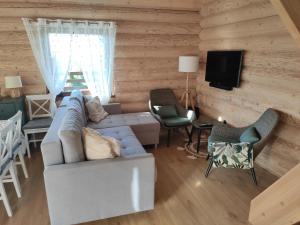 - un salon avec un canapé blanc et des chaises dans l'établissement Kwietna łąka na szlaku, à Jarnołtówek