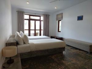 Par 5 Golf Villa في ديغانا: غرفة نوم بسرير كبير ونافذة