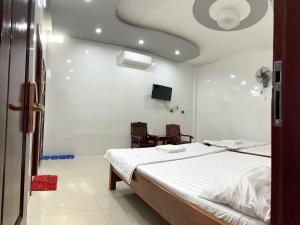 1 dormitorio con 1 cama y TV en el techo en ROSE MOTEL, en Phum Lovéa