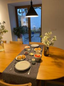 una mesa con platos y tazones de comida. en Venta de Arrieta, en Saragüeta