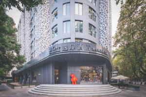 南京南京新街口逸扉酒店的建筑物前的红色雕像
