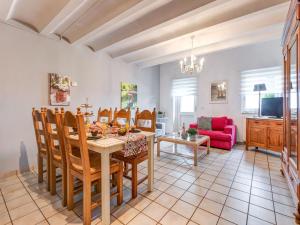 uma sala de jantar e sala de estar com mesa e cadeiras em Holiday Homes in Ubachsberg with a Picturesque Garden em Ubachsberg