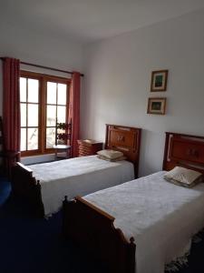 um quarto com 2 camas e uma janela em Villa Como em Maskeliya