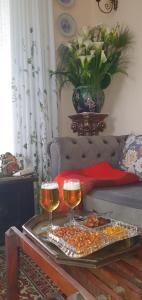 uma mesa com dois copos de vinho e uma bandeja de comida em Villa Como em Maskeliya