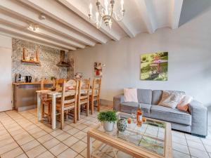 ein Wohnzimmer mit einem Sofa und einem Tisch in der Unterkunft Holiday Homes in Ubachsberg with a Picturesque Garden in Ubachsberg