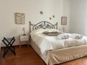 ein Schlafzimmer mit einem Bett mit zwei Handtüchern darauf in der Unterkunft Appartamento Pianzola in Orvieto