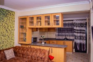 Kjøkken eller kjøkkenkrok på Dandy Home, 2 BdRm, Estn Bypass Kamakis Greenspot