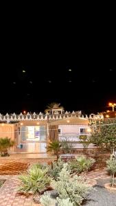 Una casa blanca con muchas luces. en Thenoblejewel, en Al Laqīţah
