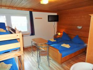 1 Schlafzimmer mit 2 Betten, einem Tisch und einem Stuhl in der Unterkunft Cosy holiday home in L ngenfeld in Längenfeld