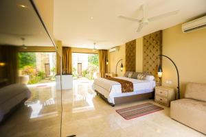 1 dormitorio con 1 cama y 1 sofá en Villa Mandalika Lombok, en Kuta Lombok