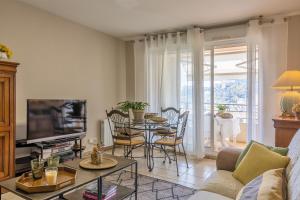 een woonkamer met een bank en een tafel bij Casa Sulana in Bastia