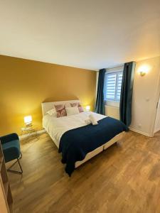 une chambre avec un grand lit et une fenêtre dans l'établissement Les pensées D'Anne & Marie 2/4 Personnes, à Eguisheim 2 autres photos