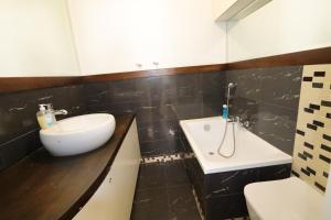 een badkamer met een wastafel en een toilet bij Fantastic - K Room 5 in Warschau