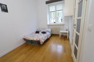 een slaapkamer met een bed en een raam bij Fantastic - K Room 5 in Warschau