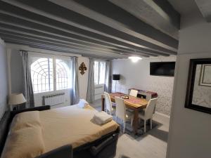 Schlafzimmer mit einem Bett und einem Tisch mit Stühlen in der Unterkunft Otto House Apartment in Venedig