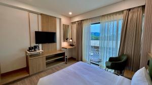 una camera d'albergo con letto e TV di Hotel Limon & Banquet Sector 29, Gurgaon a Gurgaon