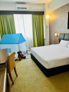 1 camera con letto e tenda blu di Hotel Sentral Melaka @ City Centre a Malacca