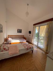 1 dormitorio con 2 camas y ventana grande en Garden Villa Sunny, en Tale