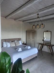 1 dormitorio con 1 cama grande y espejo en VillaAurora-mani, en Areopoli