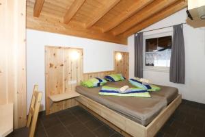 een slaapkamer met een bed in een kamer bij Terraced Houses Oliver L ngenfeld in Längenfeld