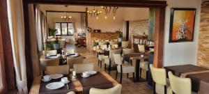 - un restaurant avec des tables et des chaises dans une salle dans l'établissement Hotel Westendia, à Westende