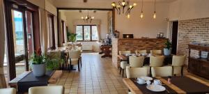 Restaurace v ubytování Hotel Westendia and Free Parking Top Breakfast