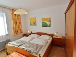 トレーポラッハにあるLovely Apartment in Tr polach with Saunaのベッドルーム1室(ベッド1台、テーブル2台、窓付)