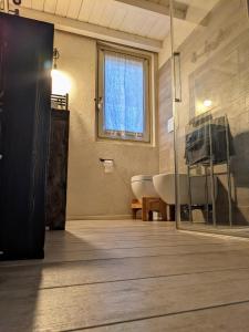 ein Bad mit einer Badewanne und einem Waschbecken in einem Zimmer in der Unterkunft Mansarda Morlana in Alzano Lombardo