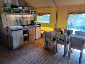 Dapur atau dapur kecil di Luxe Safaritent voor het hele gezin I 6 personen