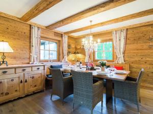 una sala da pranzo con tavolo e sedie di Detached holiday home in Ellmau near the ski lift a Ellmau