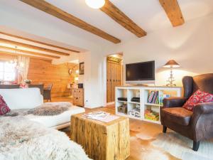 un soggiorno con divano e TV di Detached holiday home in Ellmau near the ski lift a Ellmau