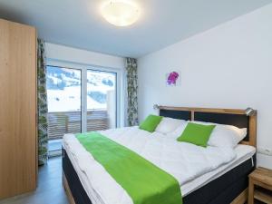 Un dormitorio con una cama grande y una ventana en Modern Holiday Home in Leogang with Private Sauna, en Leogang