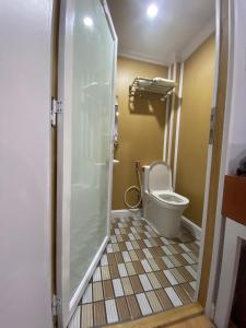 W łazience znajduje się toaleta i przeszklony prysznic. w obiekcie Motel Nhật Quang(HẢO BÙI) w mieście Bạc Liêu