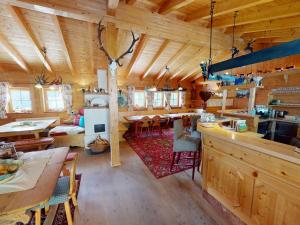 eine Küche und ein Esszimmer eines Blockhauses in der Unterkunft Chalet in Neukirchen in Neukirchen am Großvenediger