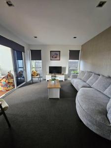 Gallery image of Golden Sands Beachside Cottage in Papamoa +23 photos