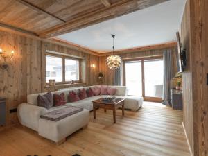 エルマウにあるUnique chalet in the center of Elmau near skiliftのリビングルーム(ソファ、テーブル付)