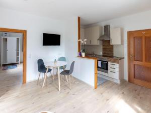 - une cuisine et une salle à manger avec une table et des chaises dans l'établissement Gailtaler apartment at an excursion location, à Kötschach-Mauthen