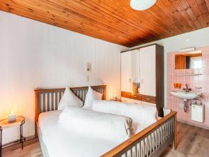 Säng eller sängar i ett rum på Modern Apartment in Sankt Gallenkirch with Balcony