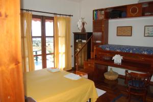 een slaapkamer met een tafel, een bed en een raam bij Villa delle torri in Pula