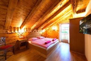 1 dormitorio con 1 cama en una casa de madera en Chalet Steinbock St Martin am Tennengebirge, en Sankt Martin am Tennengebirge