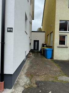 an alley between two buildings with a door in the side at Moderne Wohnung in Spaichingen in Spaichingen