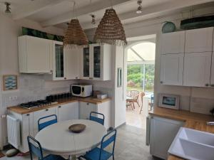 cocina con mesa, mesa y sillas en Holiday home, flair&premium comfort near the beach, en Plougasnou