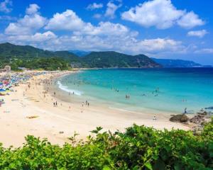 uma praia com um monte de pessoas na água em Izu One Club - Vacation STAY 10141v em Futo