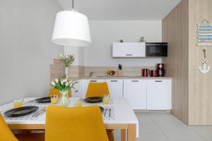 Kuchyňa alebo kuchynka v ubytovaní Perfect Holiday Apartments Bel Mare by Noclegi Renters