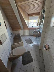 een badkamer met een bad, een toilet en een wastafel bij 2 Zimmer Wohnung in Bad Waldsee in Bad Waldsee