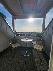 een tafel en 2 stoelen op een balkon met uitzicht bij 2 Zimmer Wohnung in Bad Waldsee in Bad Waldsee