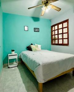 um quarto com uma cama com uma parede azul em Casa Madre Santa em Aguascalientes